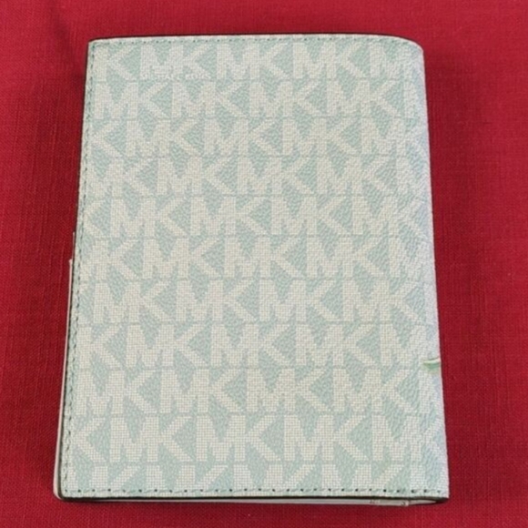 Michael Kors Jet Set Girls Passport Case - Picture 3 of 13